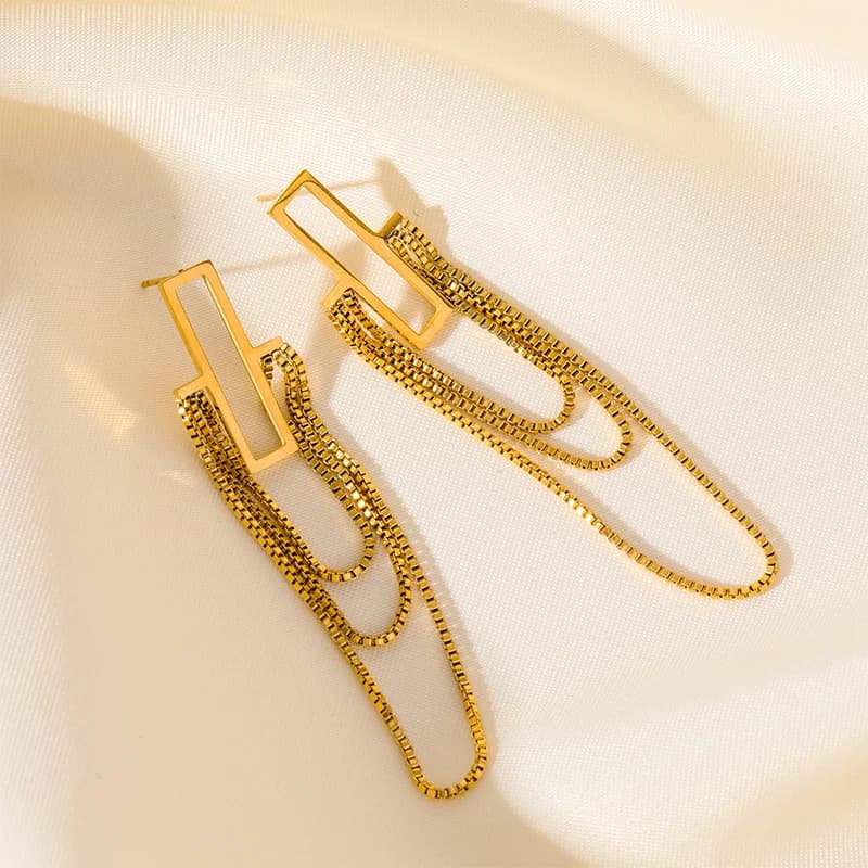ゴールドカラー タッセル ダングルピアス