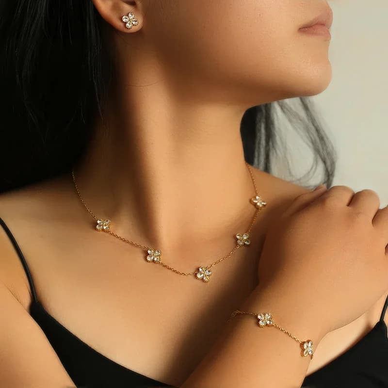 ホワイトジルコニアフラワージュエリーセット、ネックレス＆ピアス